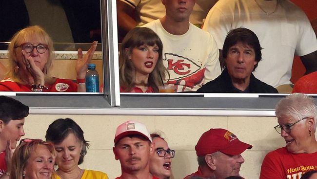 KANSAS CITY, MISSOURI - SEPTEMBER 14: (L-R) Donna Kelce, Singer Taylor Swift and actor Tom Cruise attend the game between the Kansas City Chiefs and the Denver Broncos at Arrowhead Stadium on September 14, 2026 in Kansas City, Missouri.   Jamie Squir