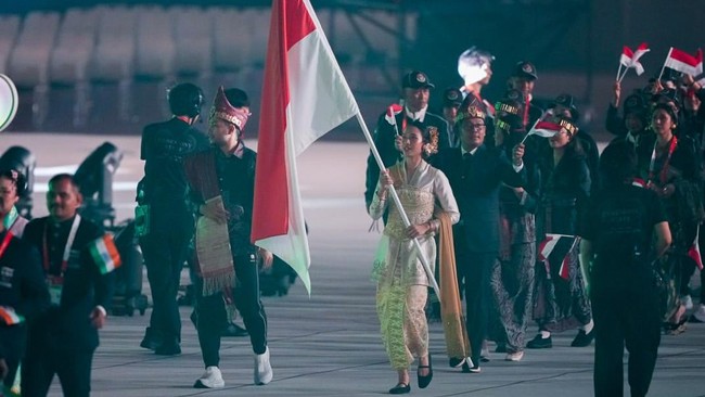 Perwakilan atlet Indonesia menampilkan budaya Bali dan Batak pada seremoni pembukaan Asian Games 2026 di Stadion Mizuho Park Athletic, Nagoya, Jepang, Sabtu (19/9). (NOC Indonesia)
