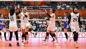 Pevoli putri Indonesia Arneta Putri Amelia (kanan) bersama rekannya meluapkan kegembiraannya usai mencetak poin saat bertanding melawan tim voli Jepang pada pertandingan fase grup Pool A Asian Games Aichi-Nagoya 2026 di Park Arena Komaki, Aichi, Jepa