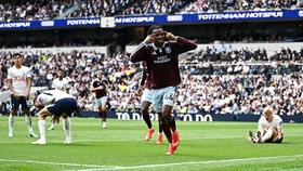 Soccer Football - Premier League - Tottenham Hotspur v Aston Villa - Tottenham Hotspur Stadium, London, Britain - September 19, 2026 Aston Villa's Johan Manzambi celebrates scoring their first goal REUTERS/Dylan Martinez EDITORIAL USE ONLY. NO USE WI