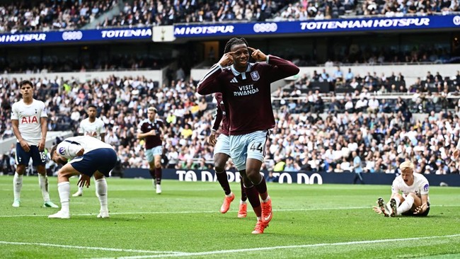 Soccer Football - Premier League - Tottenham Hotspur v Aston Villa - Tottenham Hotspur Stadium, London, Britain - September 19, 2026 Aston Villa's Johan Manzambi celebrates scoring their first goal REUTERS/Dylan Martinez EDITORIAL USE ONLY. NO USE WI