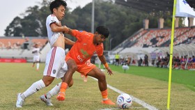 Pesepak bola Borneo FC Asgal Habib (kanan) dan pesepak bola Bali United Teppei Yachida (kiri) berebut bola pada pertandingan Super League 2026/2027 di Stadion Segiri, Samarinda, Minggu (20/9/2026). Borneo FC mengalahkan Bali United dengan skor 1-0. A
