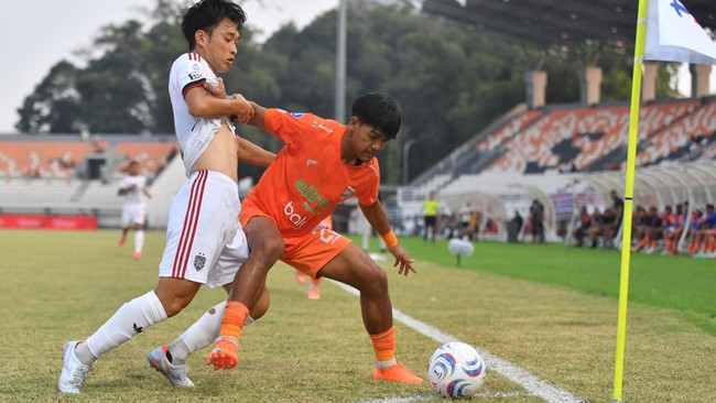 Pesepak bola Borneo FC Asgal Habib (kanan) dan pesepak bola Bali United Teppei Yachida (kiri) berebut bola pada pertandingan Super League 2026/2027 di Stadion Segiri, Samarinda, Minggu (20/9/2026). Borneo FC mengalahkan Bali United dengan skor 1-0. A