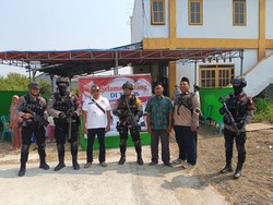 Brimob Polda Metro Patroli ke TPS Pilkades di Bekasi, Pastikan Kondisi Aman