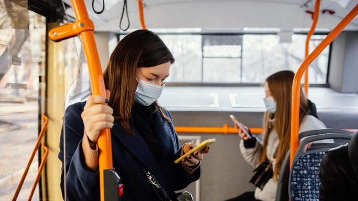 Jangan Lakukan! Ini 5 Hal yang Dianggap Tidak Sopan di Transportasi Umum Jepang