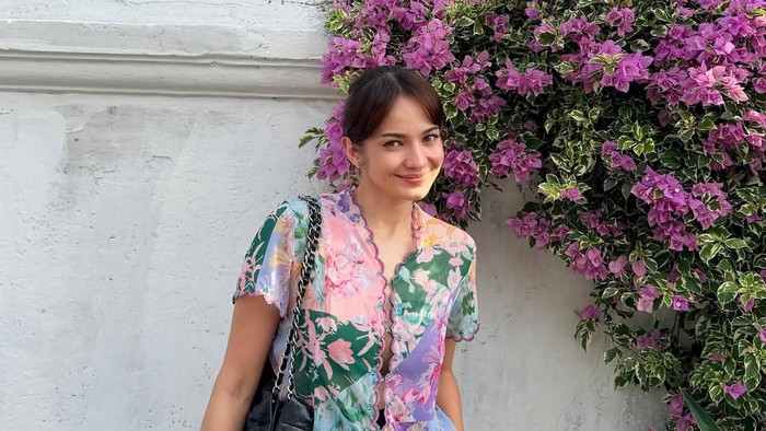 Get The Look: Ide Gaya Kebaya Kasual ala Enzy Storia yang Pas untuk Hangout
