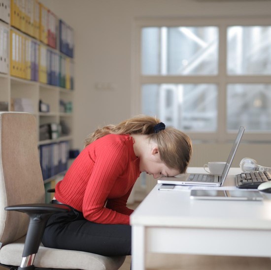 5 Cara Biar Tetap Produktif Meski Lagi Nggak Mood Kerja