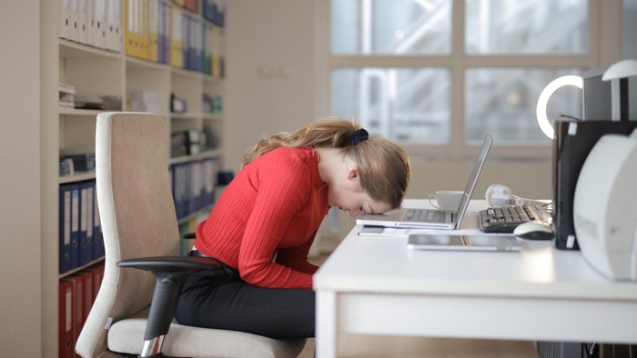 5 Cara Biar Tetap Produktif Meski Lagi Nggak Mood Kerja