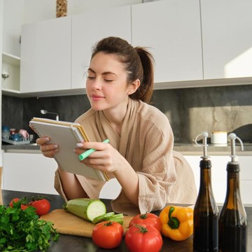Mengenal Cycle Syncing: Cara Menyesuaikan Pola Makan dan Olahraga Sesuai Siklus Menstruasi