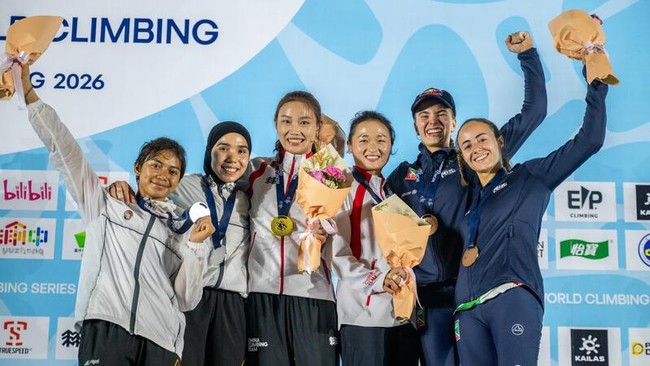 Kadek Adi Asih dan Rajiah Salsabillah meraih medali perak Kejuaraan Dunia Panjat Tebing 2026 nomor speed relay putri di Chongqing, China, Minggu (20/9).