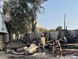 Deretan Warung di Jemur Andayani Surabaya Ludes Terbakar