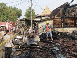 Korsleting Listrik Sambar Pom Mini, 2 Rumah di Grobogan Terbakar