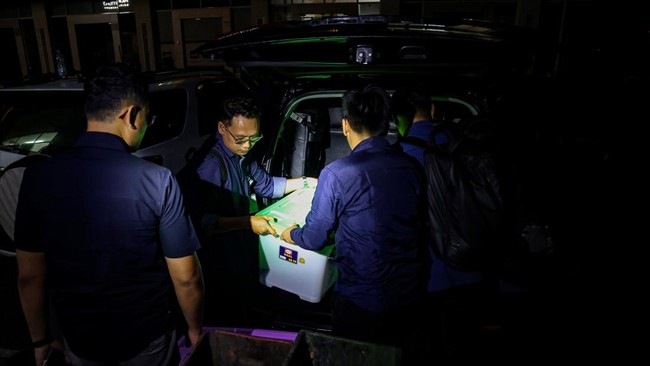 Penyidik Pidana Khusus Kejaksaan Agung memasukan box ke dalam mobil usai melakukan penggeledahan di Kantor Perseroda PT Migas Bekasi, Kota Bekasi, Jawa Barat, Jumat (18/9/2026) dini hari.