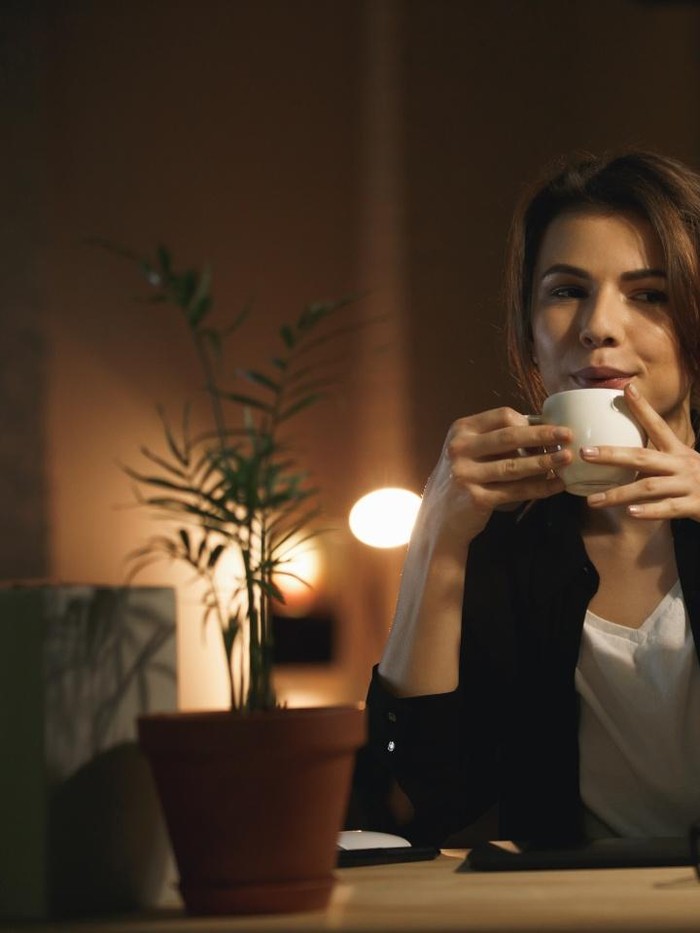 Teh herbal tanpa kafein dapat menjadi pilihan minuman yang menenangkan pada malam hari. Jenis tertentu seperti jahe dan peppermint juga dikenal dapat membantu meredakan beberapa keluhan pencernaan.