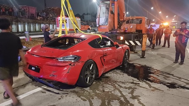 Sebuah mobil Porsche warna merah mengalami kecelakaan di KM 4 200 B Tol Desari,Depok pada Sabtu (19/9) sekitar pukul 18.45 WIB.