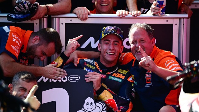 MotoGP - Austrian Grand Prix - Red Bull Ring, Spielberg, Austria - September 20, 2026 Red Bull KTM Factory Racing's Pedro Acosta celebrates with his team after winning the MotoGP race REUTERS/Christian Bruna