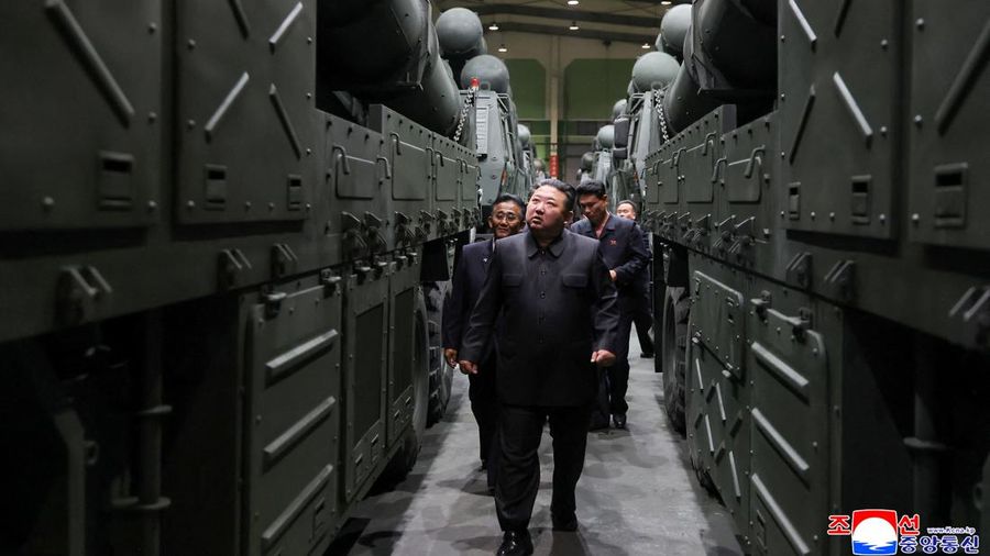 Pemimpin Korea Utara Kim Jong Un memberikan pengarahan mengenai proyek-proyek di sektor industri pertahanan Korea Utara, Sabtu (19/9/2026). (KCNA via REUTERS)