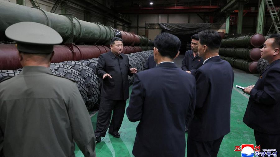 Pemimpin Korea Utara Kim Jong Un memberikan pengarahan mengenai proyek-proyek di sektor industri pertahanan Korea Utara, Sabtu (19/9/2026). (KCNA via REUTERS)