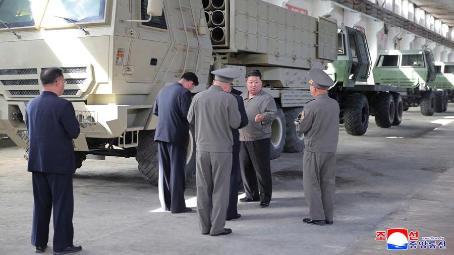 Pemimpin Korea Utara Kim Jong Un memberikan pengarahan mengenai proyek-proyek di sektor industri pertahanan Korea Utara, Sabtu (19/9/2026). (KCNA via REUTERS)