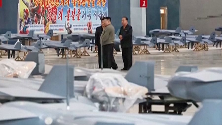 Pemimpin Korea Utara Kim Jong Un memberikan pengarahan mengenai proyek-proyek di sektor industri pertahanan Korea Utara, Sabtu (19/9/2026). (Tangkapan Layar Video/REUTERS)