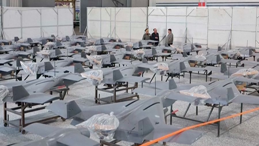 Pemimpin Korea Utara Kim Jong Un memberikan pengarahan mengenai proyek-proyek di sektor industri pertahanan Korea Utara, Sabtu (19/9/2026). (Tangkapan Layar Video/REUTERS)
