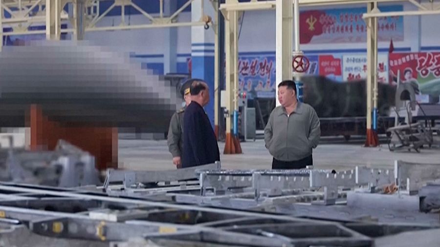 Pemimpin Korea Utara Kim Jong Un memberikan pengarahan mengenai proyek-proyek di sektor industri pertahanan Korea Utara, Sabtu (19/9/2026). (Tangkapan Layar Video/REUTERS)