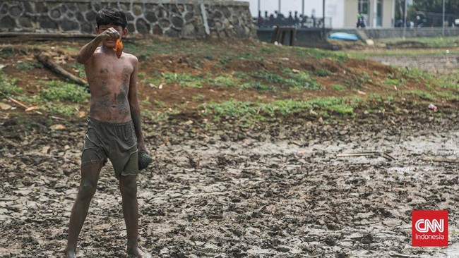 Danau Cinere yang biasanya menampung limpasan air hujan kini mengering. (CNN Indonesia/Febria Adha L)