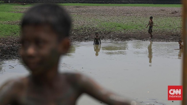 Danau Cinere yang biasanya menampung limpasan air hujan kini mengering. (CNN Indonesia/Febria Adha L)