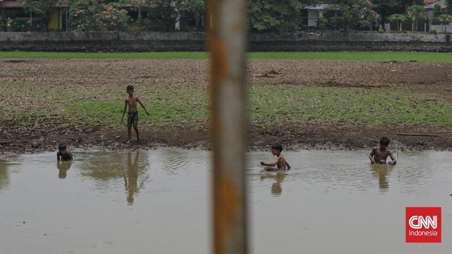 Danau Cinere yang biasanya menampung limpasan air hujan kini mengering. (CNN Indonesia/Febria Adha L)