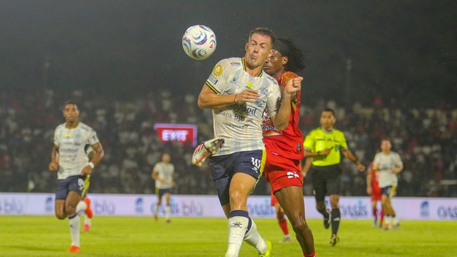 Pesepak bola Persib Bandung Mariano Ezequiel Peralta (kiri) dan pesepak bola Persijap Jepara Najeeb Yakubu (kanan) berebut bola pada pertandingan Super League 2026/2027 di Stadion Gelora Bumi Kartini (GBK), Jepara, Jawa Tengah, Minggu (20/9/2026). Tu