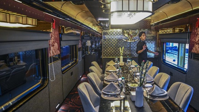Petugas KA Nusantara Explorer melintas di gerbong grand restaurant saat uji coba KA Nusantara Explorer relasi Bandung - Jakarta di Depo Kereta Bandung, Jawa Barat, Sabtu (19/9/2026). PT KAI melaksanakan uji coba perjalanan KA Nusantara Explorer relas