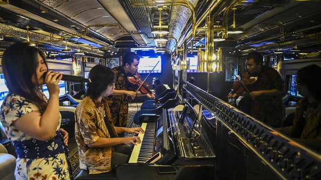 Pemusik memainkan musiknya saat uji coba KA Nusantara Explorer relasi Bandung - Jakarta di gerbong lounge di Bandung, Jawa Barat, Sabtu (19/9/2026). PT KAI melaksanakan uji coba perjalanan KA Nusantara Explorer relasi Bandung - Jakarta, yang merupaka