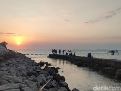 Menikmati Akhir Pekan di Pantai Sekeh Dekat Bandara Ngurah Rai