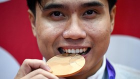 Pewushu Indonesia Seraf Naro Siregar berpose dengan medali yang diraihnya pada wushu nomor taolu changquan putra Asian Games Aichi-Nagoya 2026 di Aichi Prefectural Martial Arts Hall, Aichi, Jepang, Minggu (20/9/2026). Seraf Naro berhasil meraih medal