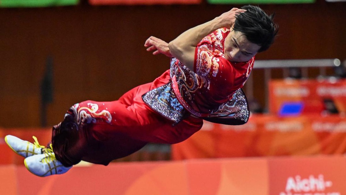 Pewushu Indonesia Seraf Naro Siregar tampil pada final wushu nomor taolu changquan putra Asian Games Aichi-Nagoya 2026 di Aichi Prefectural Martial Arts Hall, Aichi, Jepang, Minggu (20/9/2026). Seraf Naro berhasil meraih medali pertama untuk Indonesi