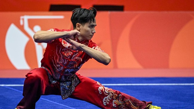 Pewushu Indonesia Seraf Naro Siregar tampil pada final wushu nomor taolu changquan putra Asian Games Aichi-Nagoya 2026 di Aichi Prefectural Martial Arts Hall, Aichi, Jepang, Minggu (20/9/2026). Seraf Naro berhasil meraih medali pertama untuk Indonesi