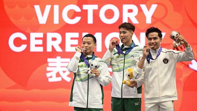 Pewushu Indonesia Seraf Naro Siregar (kanan), pewushu Makau Chi Hin Kuong (tengah) dan Chi Kuan Song (kiri) berpose dengan medali yang diraihnya pada wushu nomor taolu changquan putra Asian Games Aichi-Nagoya 2026 di Aichi Prefectural Martial Arts Ha