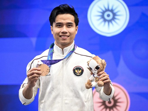 Pewushu Indonesia Seraf Naro Siregar berpose dengan medali yang diraihnya pada wushu nomor taolu changquan putra Asian Games Aichi-Nagoya 2026 di Aichi Prefectural Martial Arts Hall, Aichi, Jepang, Minggu (20/9/2026). Seraf Naro berhasil meraih medal
