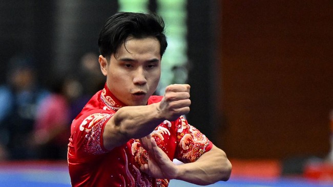 Pewushu Indonesia Seraf Naro Siregar tampil pada final wushu nomor taolu changquan putra Asian Games Aichi-Nagoya 2026 di Aichi Prefectural Martial Arts Hall, Aichi, Jepang, Minggu (20/9/2026). Seraf Naro berhasil meraih medali pertama untuk Indonesi