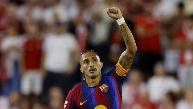 Soccer Football - LaLiga - Sevilla v FC Barcelona - Estadio Ramon Sanchez Pizjuan, Seville, Spain - September 19, 2026 FC Barcelona's Raphinha celebrates scoring their first goal REUTERS/Marcelo Del Pozo