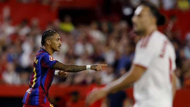 Soccer Football - LaLiga - Sevilla v FC Barcelona - Estadio Ramon Sanchez Pizjuan, Seville, Spain - September 19, 2026 FC Barcelona's Raphinha celebrates scoring their first goal REUTERS/Marcelo Del Pozo