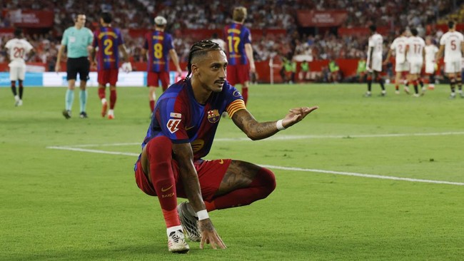Soccer Football - LaLiga - Sevilla v FC Barcelona - Estadio Ramon Sanchez Pizjuan, Seville, Spain - September 19, 2026 FC Barcelona's Raphinha celebrates scoring their second goal REUTERS/Marcelo Del Pozo