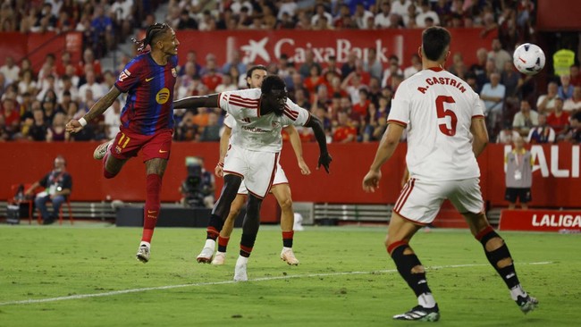 Soccer Football - LaLiga - Sevilla v FC Barcelona - Estadio Ramon Sanchez Pizjuan, Seville, Spain - September 19, 2026 FC Barcelona's Raphinha scores their second goal REUTERS/Marcelo Del Pozo