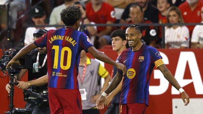 Soccer Football - LaLiga - Sevilla v FC Barcelona - Estadio Ramon Sanchez Pizjuan, Seville, Spain - September 19, 2026 FC Barcelona's Raphinha celebrates scoring their third goal with Lamine Yamal, completing his hat-trick REUTERS/Marcelo Del Pozo