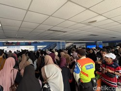 Cerita Warga Tunggu 1 Jam di Stasiun Juanda Saat Ramai Penumpang Siang Tadi