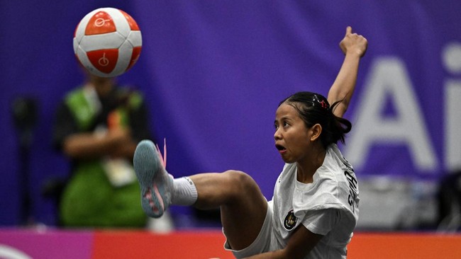 Atlet teqball putri Indonesia Sumaya mengembalikan bola ke arah atlet teqball putri India Quimcy Dsouza pada pertandingan semifinal tunggal putri teqball Asian Games Aichi-Nagoya 2026 di Nagoya City Higashi Sports Center, Aichi, Jepang, Sabtu (19/9/2