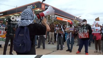 Para Pro-Palestina melakukan unjuk rasa di dekat Lincoln Financial Field, Philadelphia, pada Sabtu (19/9) saat konser tur Ed Sheeran akan berlangsung.