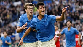 Soccer Football - Premier League - Brighton & Hove Albion v Arsenal - The American Express Community Stadium, Brighton, Britain - September 19, 2026 Brighton and Hove Albion's Chema Andres celebrates scoring their third goal with Luka Vuskovic. REUTE