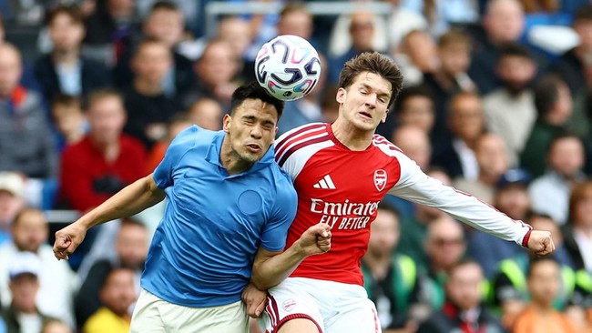 Soccer Football - Premier League - Brighton & Hove Albion v Arsenal - The American Express Community Stadium, Brighton, Britain - September 19, 2026 Brighton and Hove Albion's Diego Gomez in action with Arsenal's Christos Tzolis.  Action Images via R