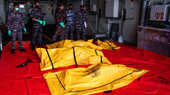 Tim forensik TNI AL bersiap memeriksa jenazah usai dinaikan ke atas KRI I Gusti Ngurah Rai-332 saat operasi SAR KM Virgo Transport 8 di perairan Masalembo, Laut Jawa, Jumat (18/9/2026).